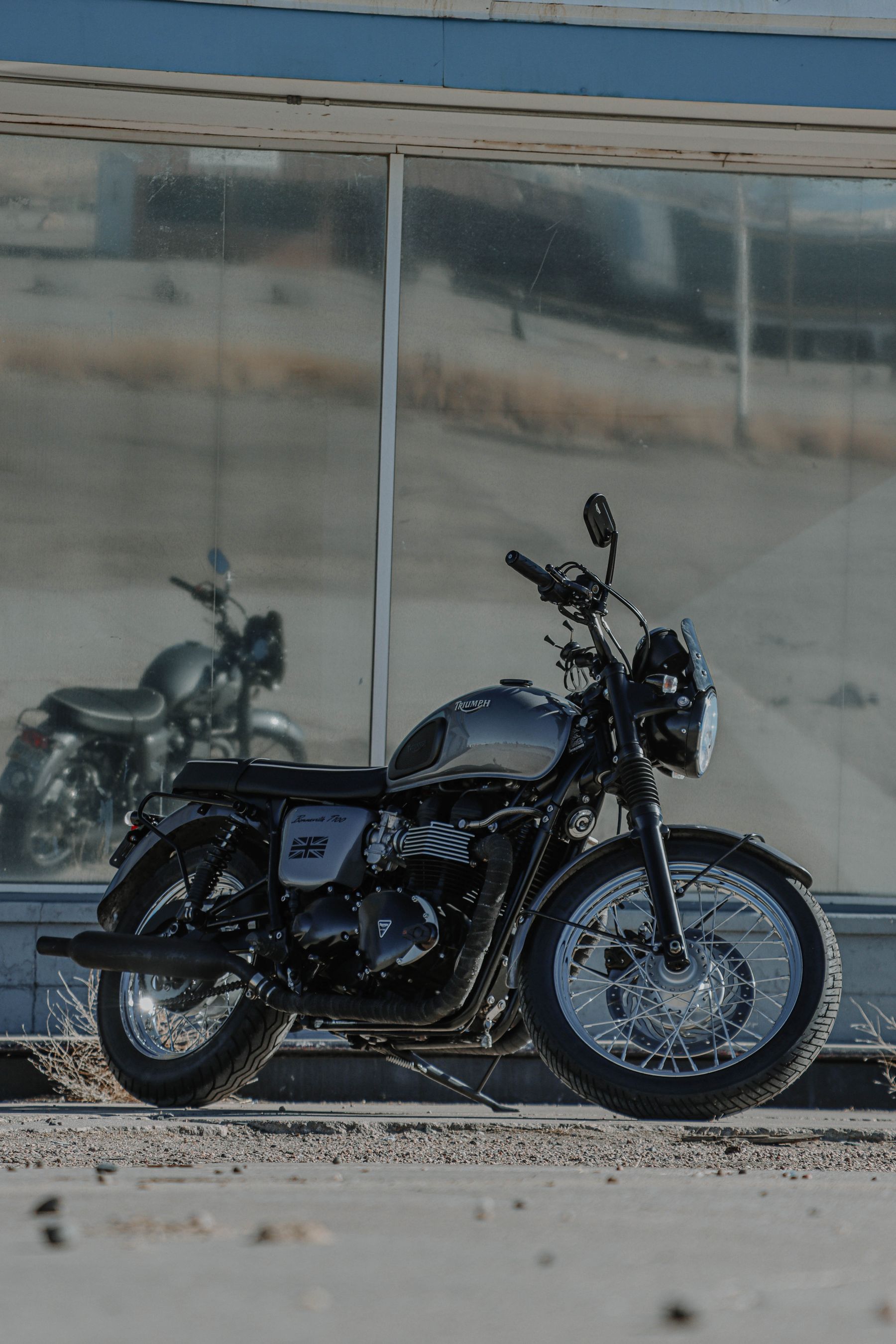 Triumph Bonneville T120 in grey and black, side profile